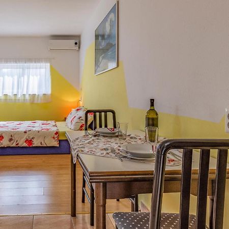 Nice Apartment In Pula With Kitchen Ngoại thất bức ảnh