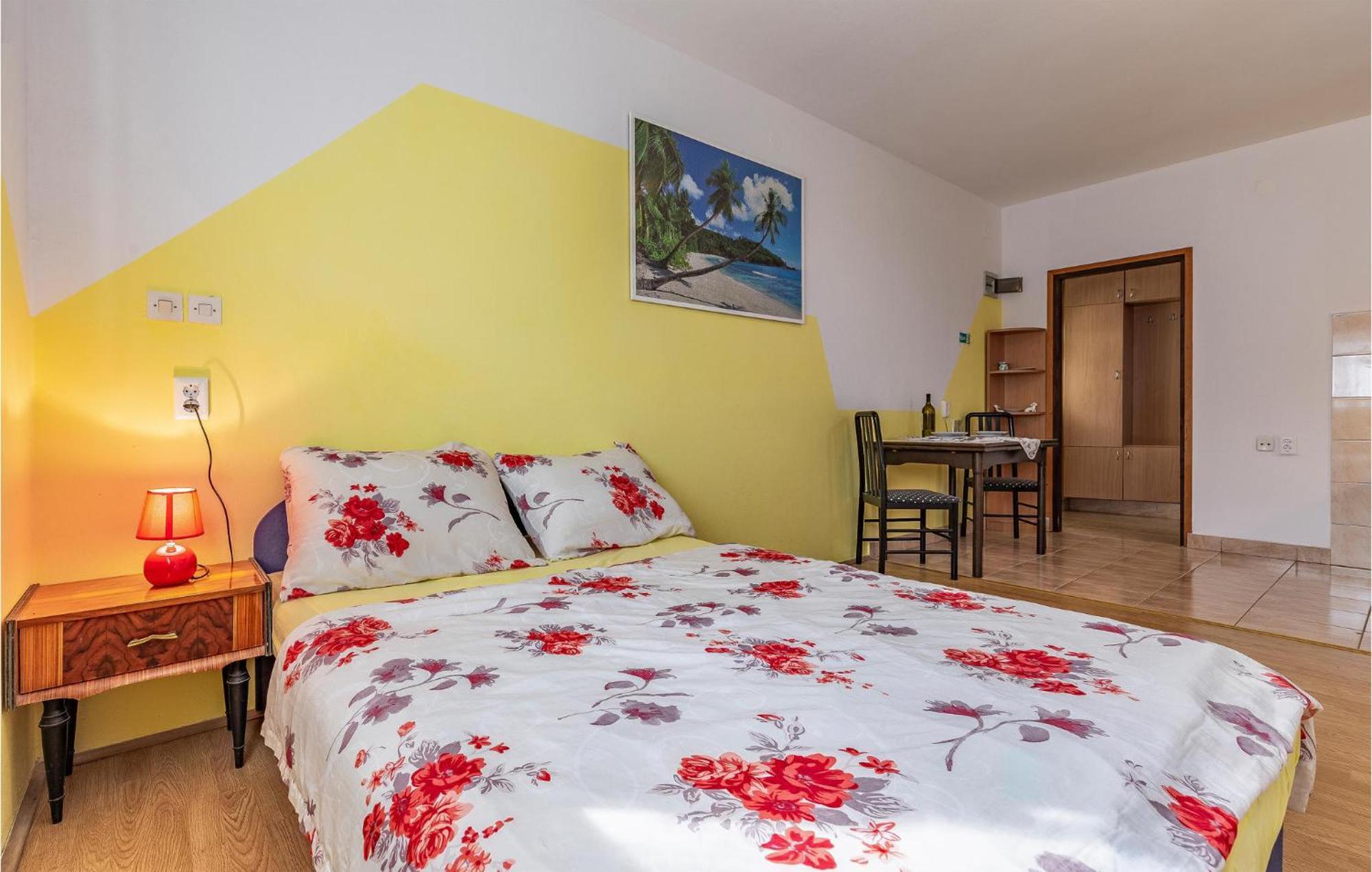 Nice Apartment In Pula With Kitchen Ngoại thất bức ảnh