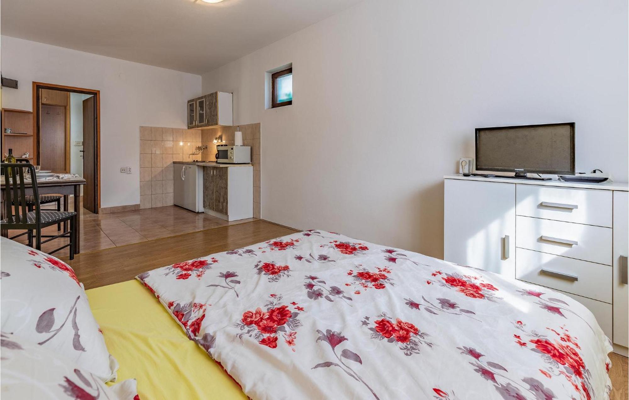 Nice Apartment In Pula With Kitchen Ngoại thất bức ảnh