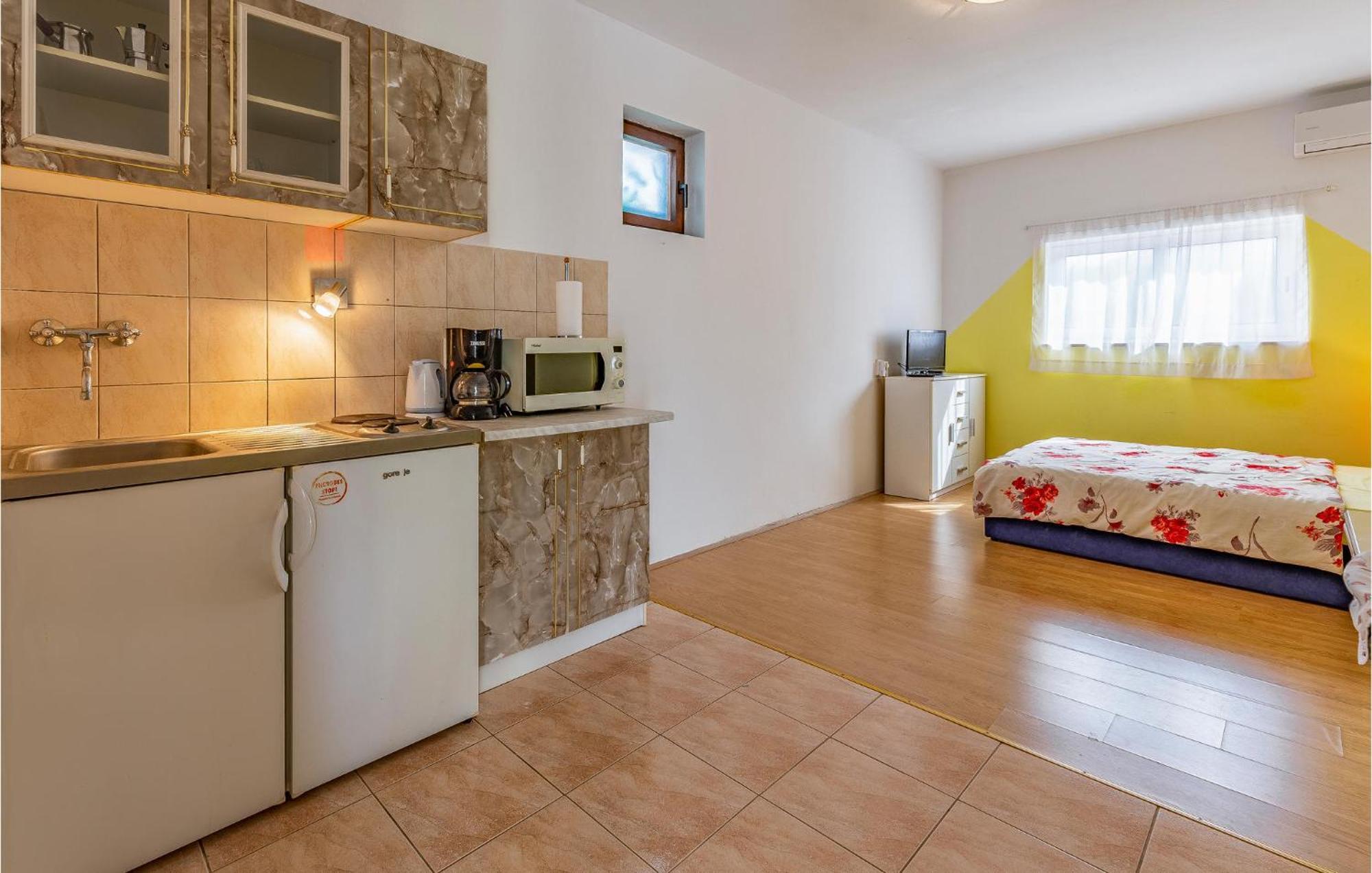 Nice Apartment In Pula With Kitchen Ngoại thất bức ảnh